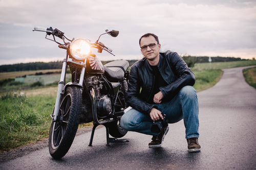 Philipp Czechowski (Czeko) mit Kamera vor seinem Motorrad – Czeko Studios, Hochzeitsfotograf Darmstadt