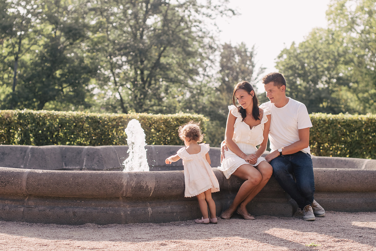 Familienfotos-am-Brunnen-im-Park