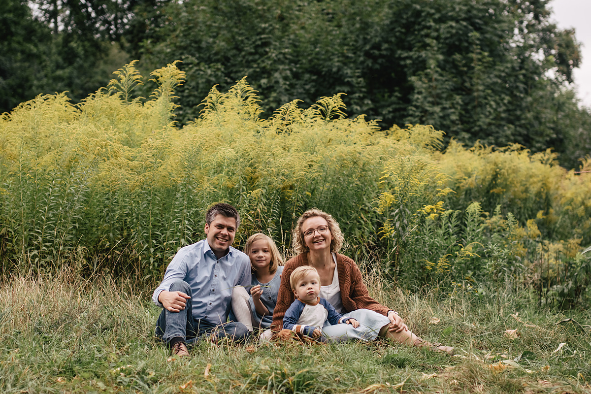 Familienfotos-im-Rapsfeld