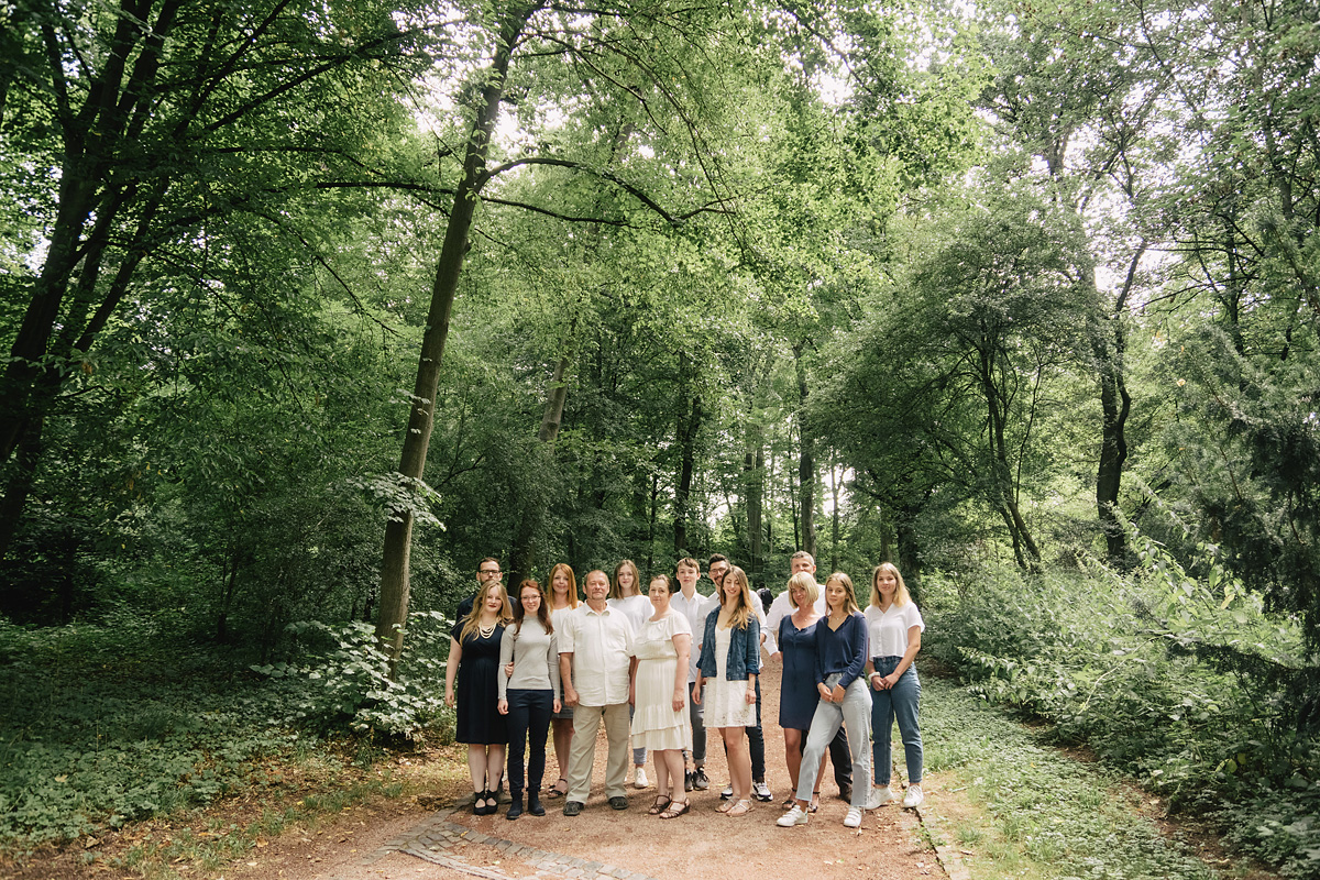 Grosse-Familie-Fotografieren-Rosenhoehe
