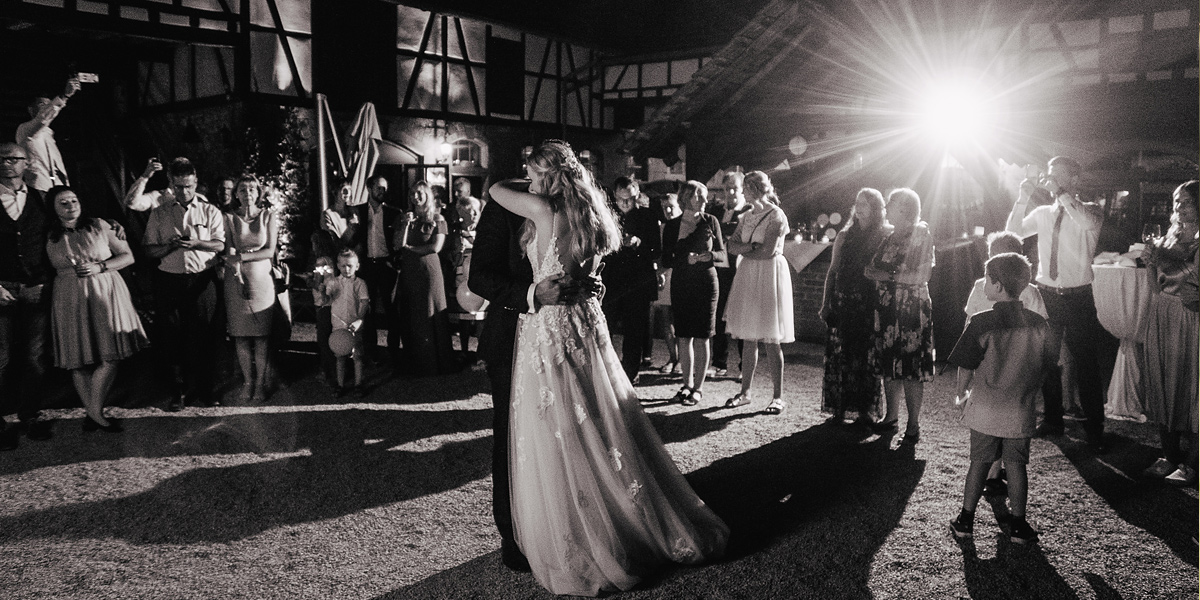 Hochzeitstanz Draußen in der Nacht Hochzeitstanz Draußen in der Nacht