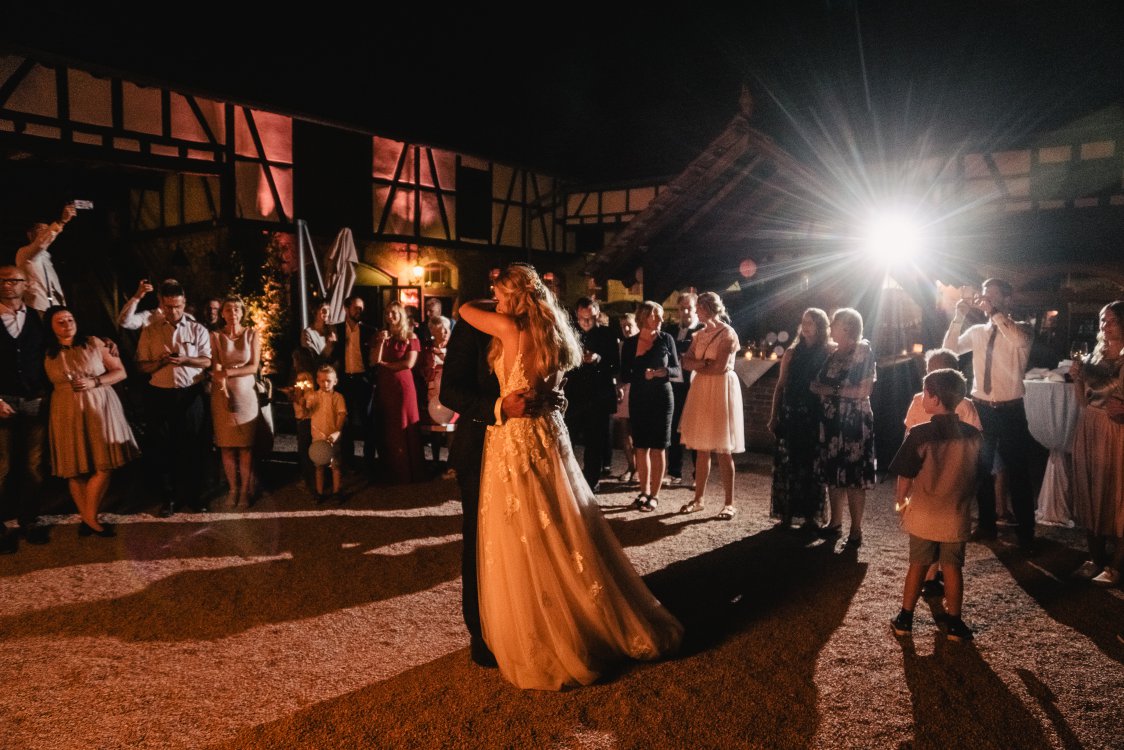 Standesamtliche Hochzeit in Erbach und Feier im Burghof in Kirchbrombach