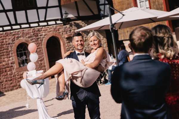 Standesamtliche Hochzeit in Erbach und Feier im Burghof in Kirchbrombach – Foto 106