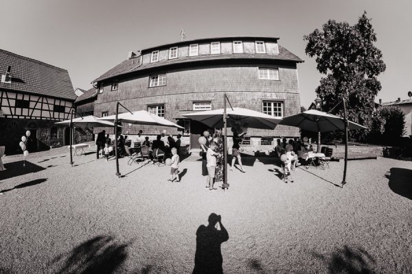Standesamtliche Hochzeit in Erbach und Feier im Burghof in Kirchbrombach – Foto 117