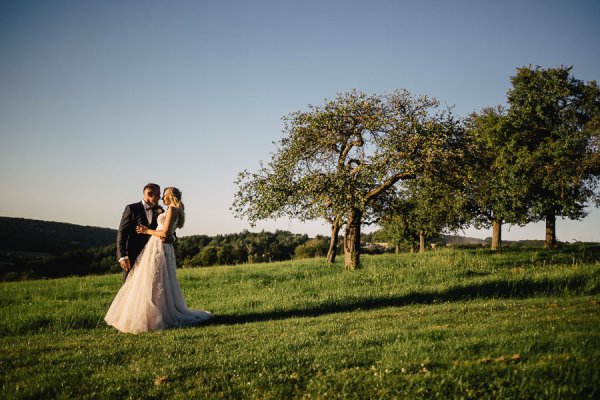 Standesamtliche Hochzeit in Erbach und Feier im Burghof in Kirchbrombach – Foto 138