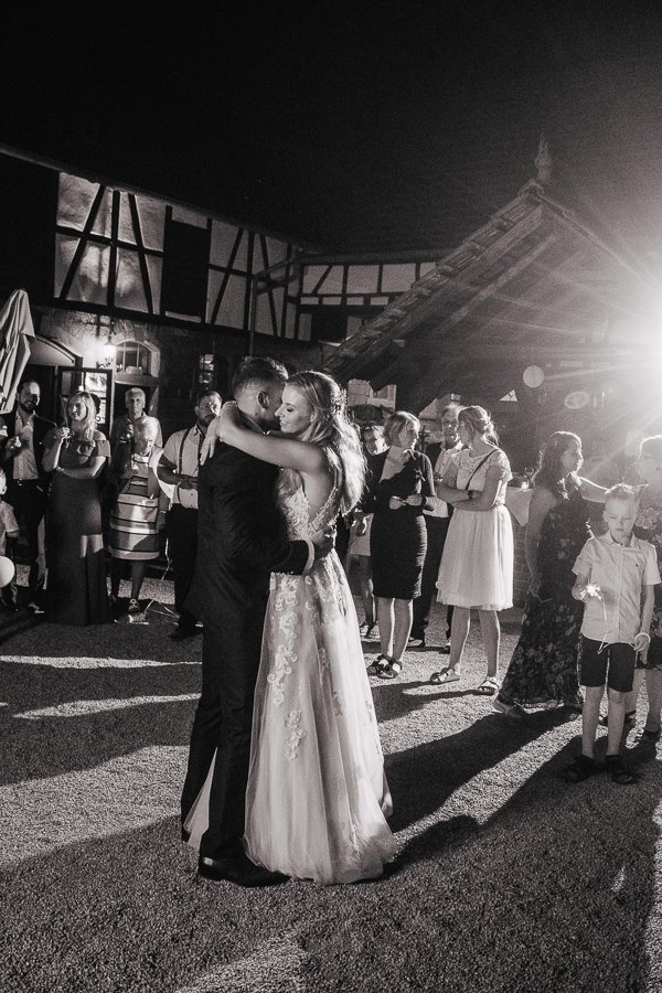 Standesamtliche Hochzeit in Erbach und Feier im Burghof in Kirchbrombach – Foto 151