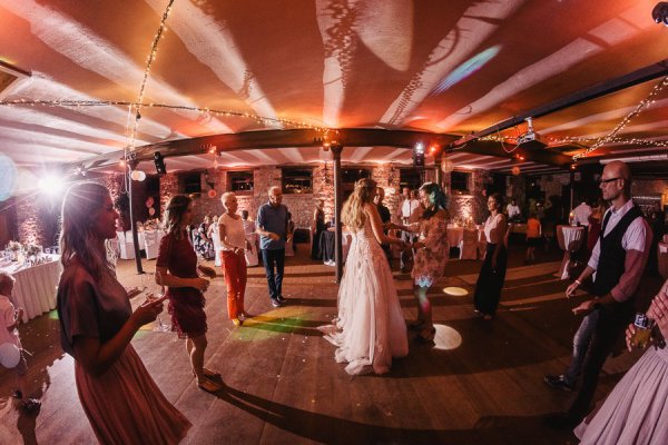 Standesamtliche Hochzeit in Erbach und Feier im Burghof in Kirchbrombach – Foto 153