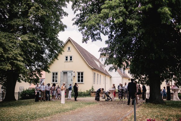Standesamtliche Hochzeit in Erbach und Feier im Burghof in Kirchbrombach – Foto 34