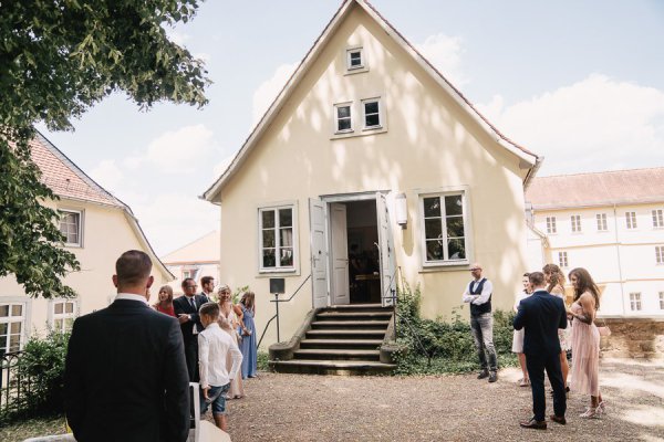 Standesamtliche Hochzeit in Erbach und Feier im Burghof in Kirchbrombach – Foto 40