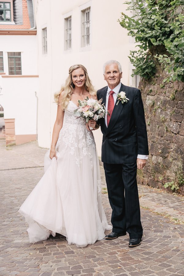 Standesamtliche Hochzeit in Erbach und Feier im Burghof in Kirchbrombach – Foto 43