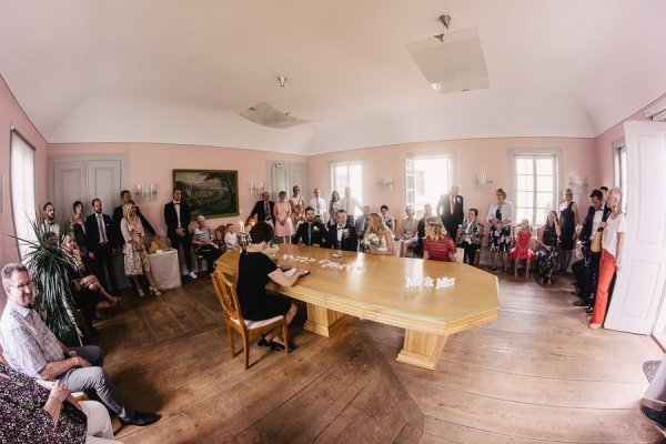 Standesamtliche Hochzeit in Erbach und Feier im Burghof in Kirchbrombach – Foto 45