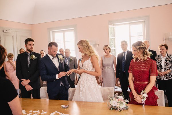 Standesamtliche Hochzeit in Erbach und Feier im Burghof in Kirchbrombach – Foto 50