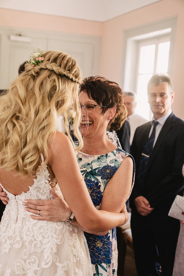 Standesamtliche Hochzeit in Erbach und Feier im Burghof in Kirchbrombach – Foto 53