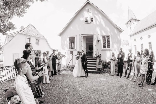 Standesamtliche Hochzeit in Erbach und Feier im Burghof in Kirchbrombach – Foto 56