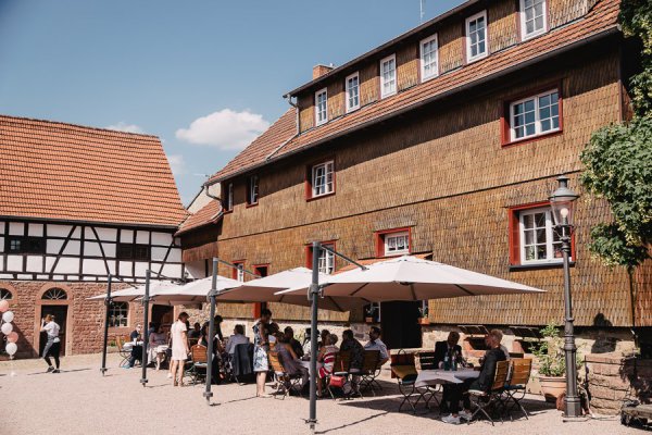 Standesamtliche Hochzeit in Erbach und Feier im Burghof in Kirchbrombach – Foto 87