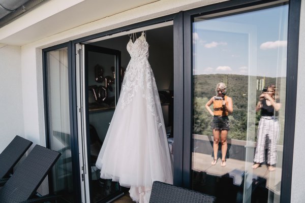 Standesamtliche Hochzeit in Erbach und Feier im Burghof in Kirchbrombach – Foto 10