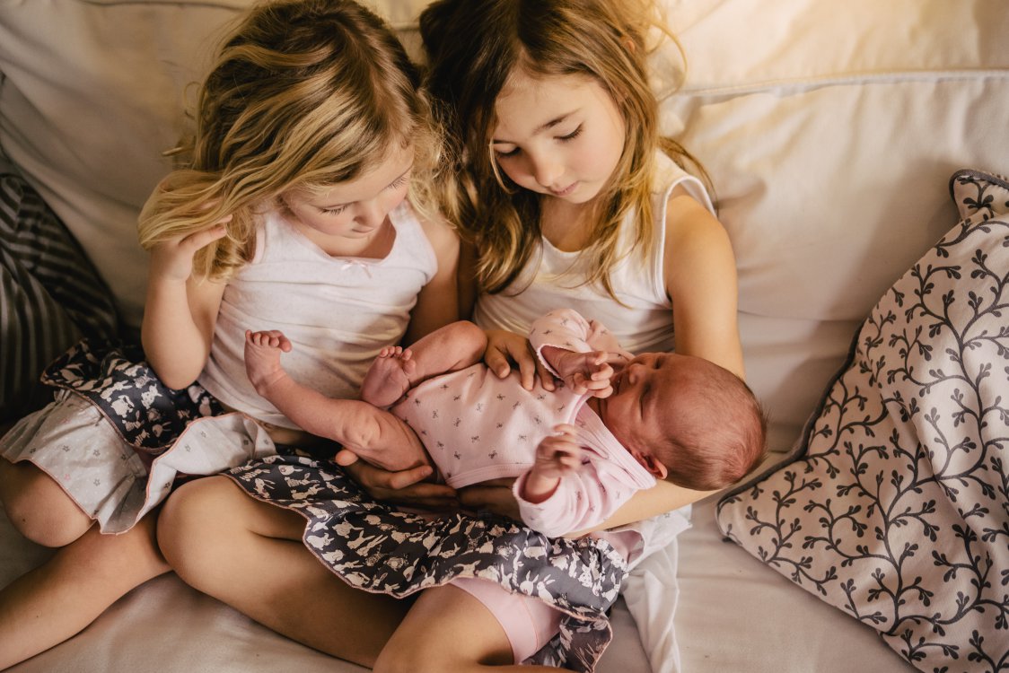Neugeborenenfotos mit Geschwistern Indoor Odenwald